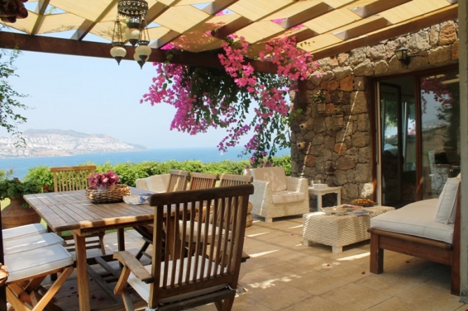 Villa for sale in Bodrum at the edge of water
