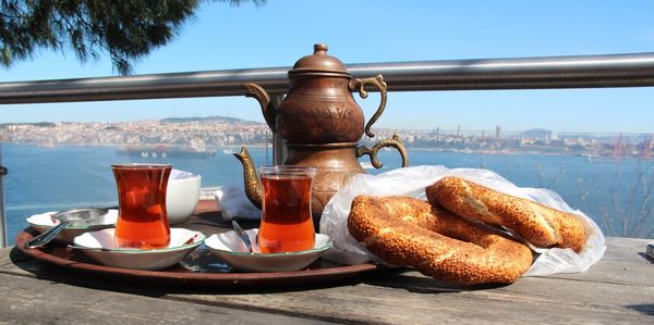 欣赏风景喝土耳其茶
